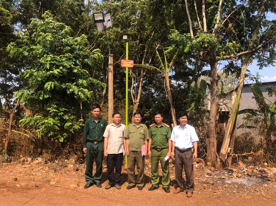 Hội Cựu chiến binh xã Ia Phang hỗ trợ lắp đặt bóng điện chiếu sáng và camera an ninh ở làng Phung. Ảnh: Phạm Ngọc