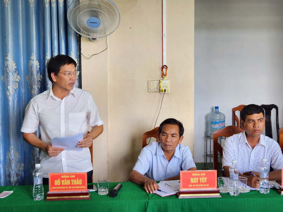 Phó Bí thư Huyện ủy, Chủ tịch UBND huyện Krông Pa Hồ Văn Thảo phát biểu tại buổi làm việc. Ảnh: Ngọc Sang