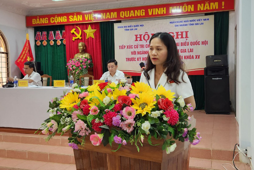 Phó Trưởng đoàn chuyên trách Đoàn đại biểu Quốc hội tỉnh Siu Hương đã thông báo đến cử tri về dự kiến chương trình, nội dung kỳ họp thứ 6 Quốc hội khoá XV. Ảnh: Ngọc Sang