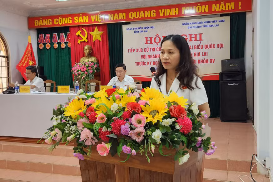 Phó Trưởng đoàn chuyên trách Đoàn đại biểu Quốc hội tỉnh Siu Hương đã thông báo đến cử tri về dự kiến chương trình, nội dung kỳ họp thứ 6 Quốc hội khoá XV. Ảnh: Ngọc Sang