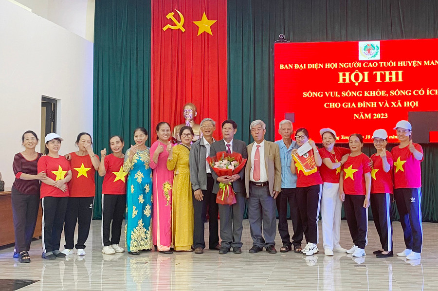 Ban tổ chức trao giải cho các đội tham gia tại hội thi. Ảnh: Kim Ngọc Ban tổ chức trao giải cho các đội tham gia tại hội thi. Ảnh: Kim Ngọc