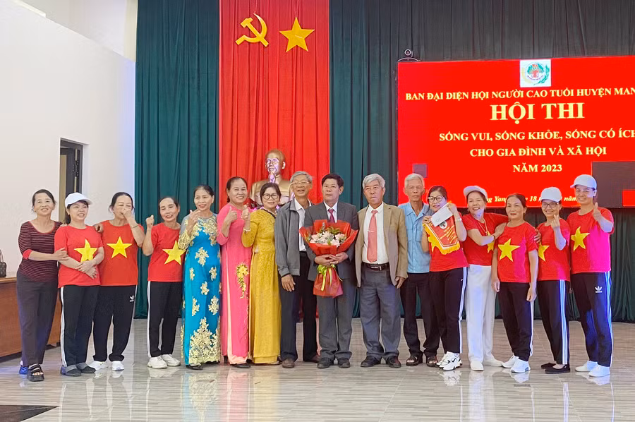 Ban tổ chức trao giải cho các đội tham gia tại hội thi. Ảnh: Kim Ngọc