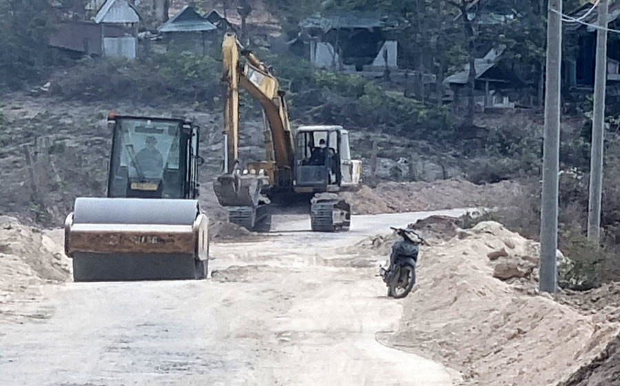 Tuyến đường từ xã Đak Tơ Ve đi xã Hà Tây được các nhà thầu dồn tổng lực để hoàn thiện km cuối cùng, dự kiến hoàn thành trong tháng 4-2023. Ảnh: Phạm Ngọc Tuyến đường từ xã Đak Tơ Ve đi xã Hà Tây được các nhà thầu dồn tổng lực để hoàn thiện km cuối cùng, dự kiến hoàn thành trong tháng 4-2023. Ảnh: Phạm Ngọc
