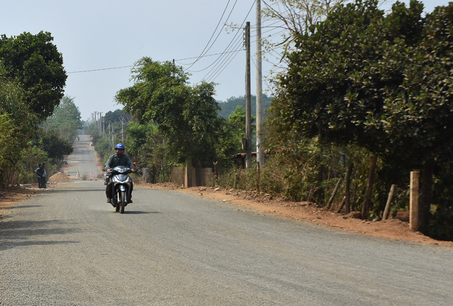Tuyến đường từ xã Ia Ka đi xã Ia Phí được đầu tư xây dựng giúp việc đi lại, giao thương của người dân với các xã lân cận cũng như với trung tâm huyện thuận lợi hơn. Ảnh: Phạm Ngọc Tuyến đường từ xã Ia Ka đi xã Ia Phí được đầu tư xây dựng giúp việc đi lại, giao thương của người dân với các xã lân cận cũng như với trung tâm huyện thuận lợi hơn. Ảnh: Phạm Ngọc