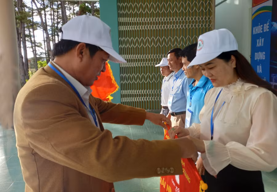 Ban tổ chức trao giải nhất, nhì, ba cho các đoàn VĐV khổi Tiểu học. Ảnh: Phạm Ngọc