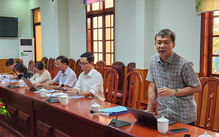 Ông Huỳnh Minh Sở-Phó Giám đốc Sở Tài nguyên và Môi trường nêu kiến nghị tại buổi làm việc. Ảnh: Ngọc Sang