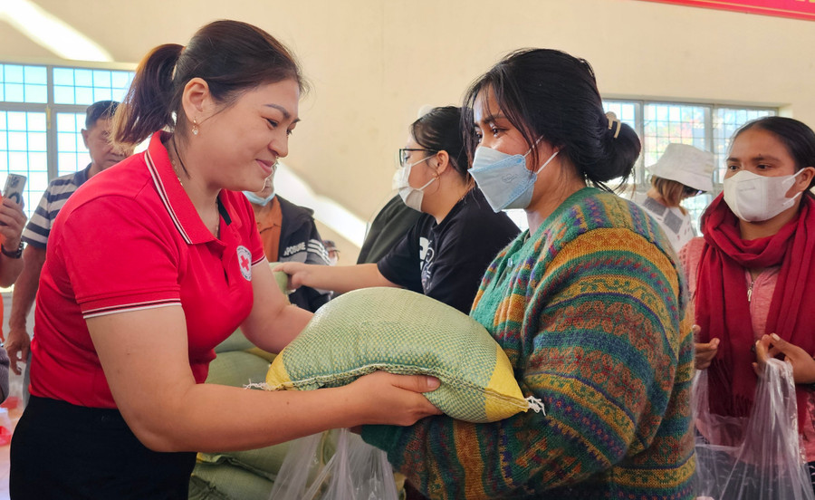 Tặng quà Tết cho các hộ nghèo, hộ có hoàn cảnh khó khăn của xã Ia Kênh (TP. Pleiku). Ảnh: Phạm Ngọc