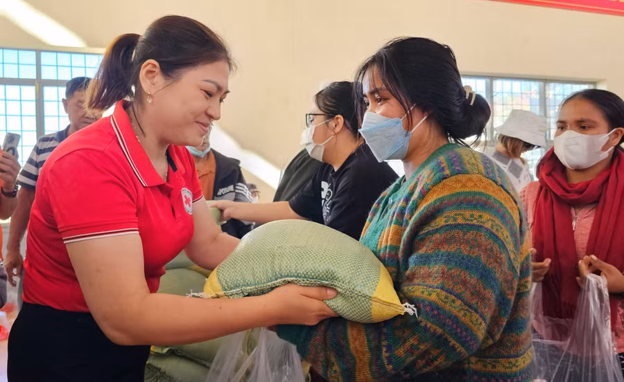 Tặng quà Tết cho các hộ nghèo, hộ có hoàn cảnh khó khăn của xã Ia Kênh (TP. Pleiku). Ảnh: Phạm Ngọc