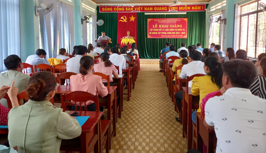 Quang cảnh lễ khai giảng lớp Trung cấp lý luận chính trị hệ không tập trung tại Mang Yang. Ảnh: Kim Ngọc Quang cảnh lễ khai giảng lớp Trung cấp lý luận chính trị hệ không tập trung tại Mang Yang. Ảnh: Kim Ngọc