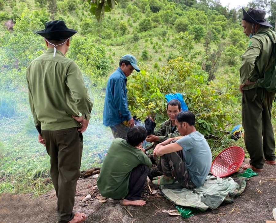 Nhân viên chốt trạm bảo vệ rừng B14 (xã Ia Tô, huyện Ia Grai) tranh thủ bữa cơm trưa trước khi di chuyển đến canh giữ cánh rừng giáp ranh với địa bàn tỉnh Kon Tum. Ảnh: Ngọc Sang Nhân viên chốt trạm bảo vệ rừng B14 (xã Ia Tô, huyện Ia Grai) tranh thủ bữa cơm trưa trước khi di chuyển đến canh giữ cánh rừng giáp ranh với địa bàn tỉnh Kon Tum. Ảnh: Ngọc Sang