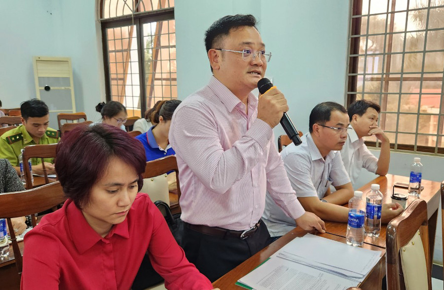 Đại diện lãnh đạo Ngân hàng Chính sách Xã hội tỉnh nêu kiến nghị tại buổi tiếp xúc. Ảnh: Ngọc Sang