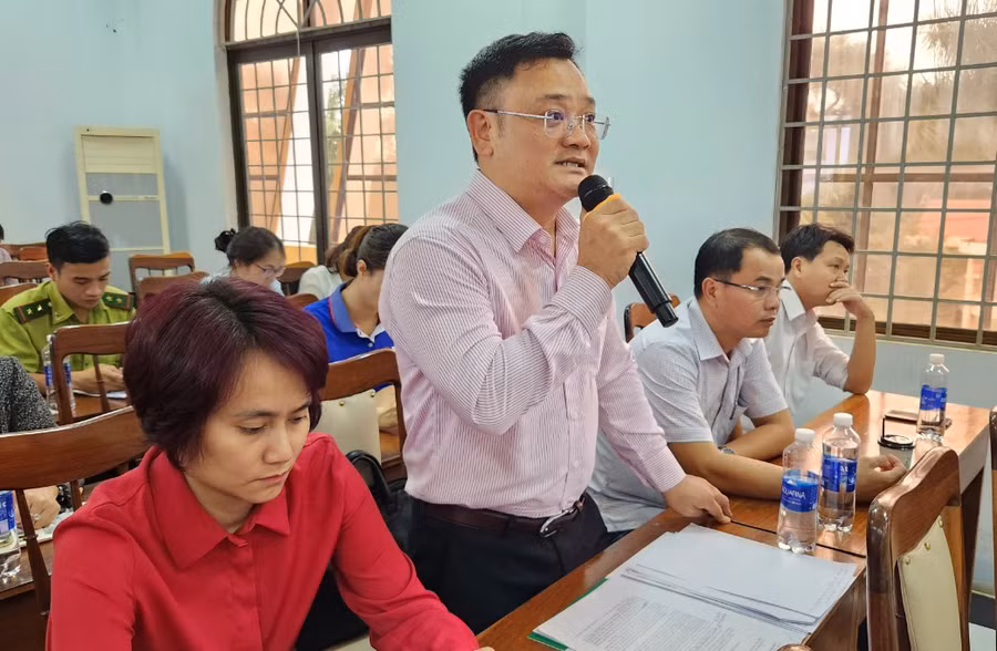 Đại diện lãnh đạo Ngân hàng Chính sách Xã hội tỉnh nêu kiến nghị tại buổi tiếp xúc. Ảnh: Ngọc Sang