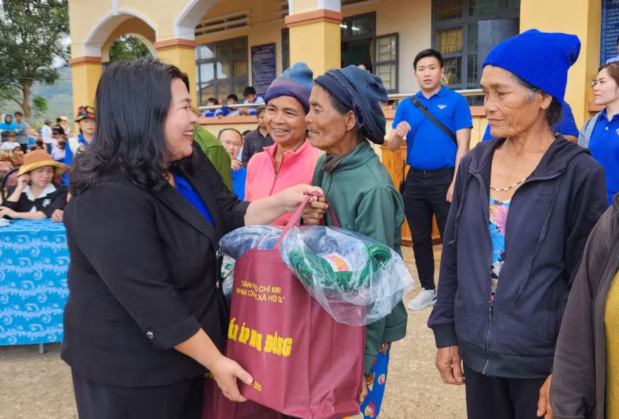 Bí thư Tỉnh Đoàn Gia Lai Hà Thị Giang Thảo tặng quà cho người dân xã Lơ Pang, huyện Mang Yang. Ảnh: Ngọc Sang