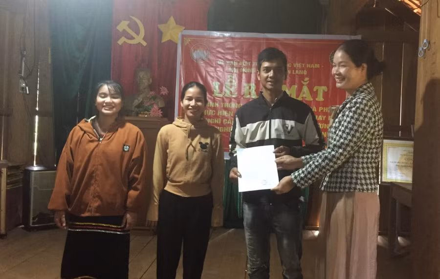 Tổ hợp tác chăm sóc cây cà phê làng Hà Nừng, xã Sơn Lang, huyện Kbang ra mắt tại buổi . Ảnh: Phạm Ngọc