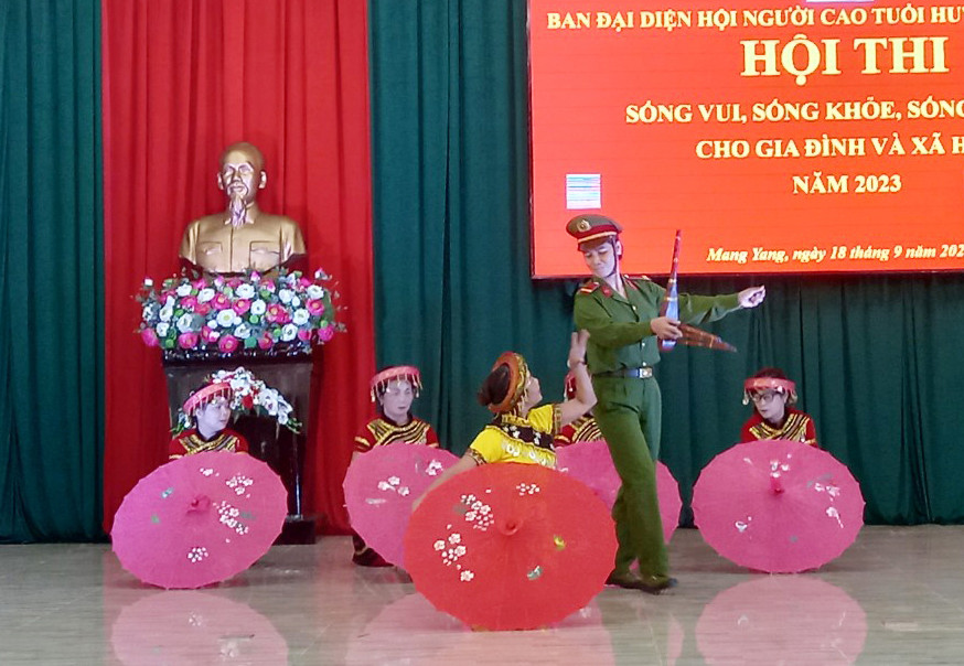 Phần thi tài năng của đội xã Đak Ta Ley. Ảnh: Kim Ngọc Phần thi tài năng của đội xã Đak Ta Ley. Ảnh: Kim Ngọc