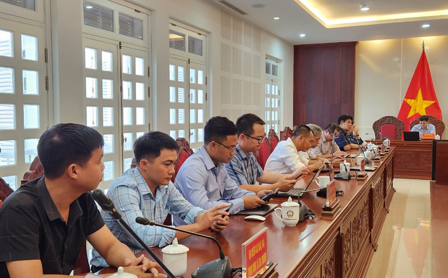 Đại diện lãnh đạo Hội Nhà báo tỉnh, các cơ quan thông tấn báo chí đóng chân trên địa bàn tỉnh tham gia buổi họp báo. Ảnh: Ngọc Sang Đại diện lãnh đạo Hội Nhà báo tỉnh, các cơ quan thông tấn báo chí đóng chân trên địa bàn tỉnh tham gia buổi họp báo. Ảnh: Ngọc Sang