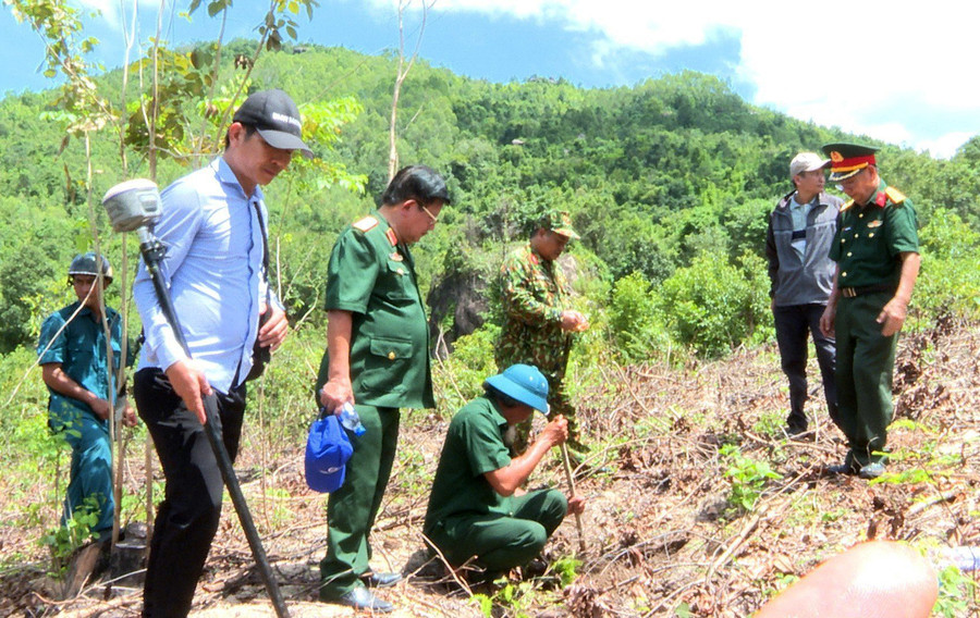 Đoàn tiến hành khảo sát các tại núi Chư Pao, xã Ia Khươl. Ảnh: Văn Đại Đoàn tiến hành khảo sát các tại núi Chư Pao, xã Ia Khươl. Ảnh: Văn Đại