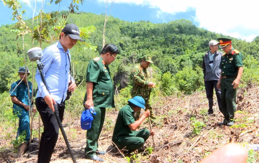 Đoàn tiến hành khảo sát các tại núi Chư Pao, xã Ia Khươl. Ảnh: Văn Đại