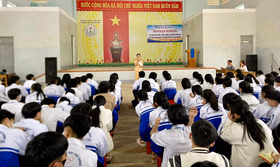 Đông đảo học sinh Trường THPT Mạc Đĩnh Chi tham gia tại chương trình. Ảnh: V.Đ