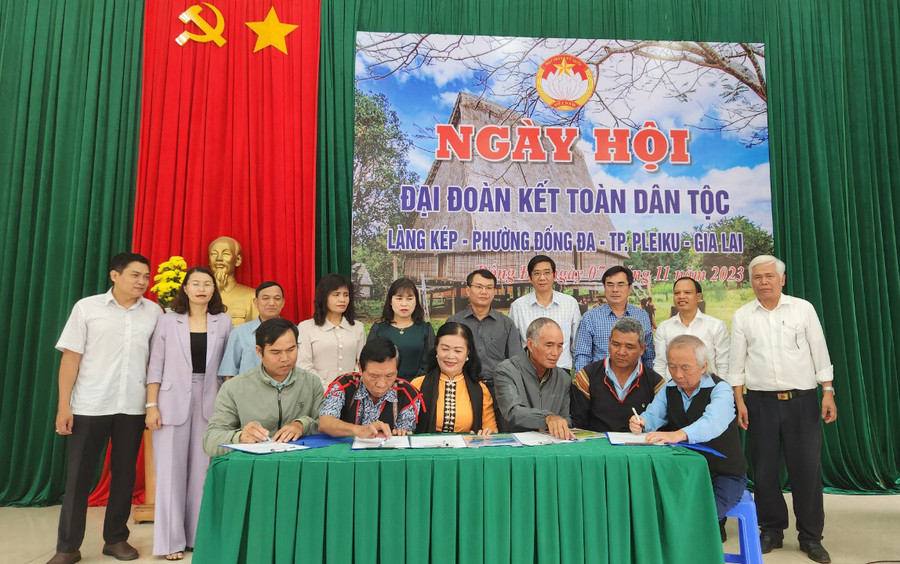 Các đại biểu chứng kiến việc ký kết chương trình phối hợp thi đua năm 2024 của làng Kép. Ảnh: Ngọc Sang Các đại biểu chứng kiến việc ký kết chương trình phối hợp thi đua năm 2024 của làng Kép. Ảnh: Ngọc Sang