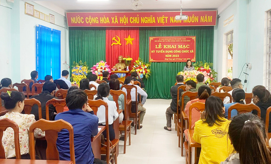 Quang cảnh lễ khai mạc kỳ thi tuyển dụng công chức cấp xã năm 2023. Ảnh: Hạnh Phan Quang cảnh lễ khai mạc kỳ thi tuyển dụng công chức cấp xã năm 2023. Ảnh: Hạnh Phan