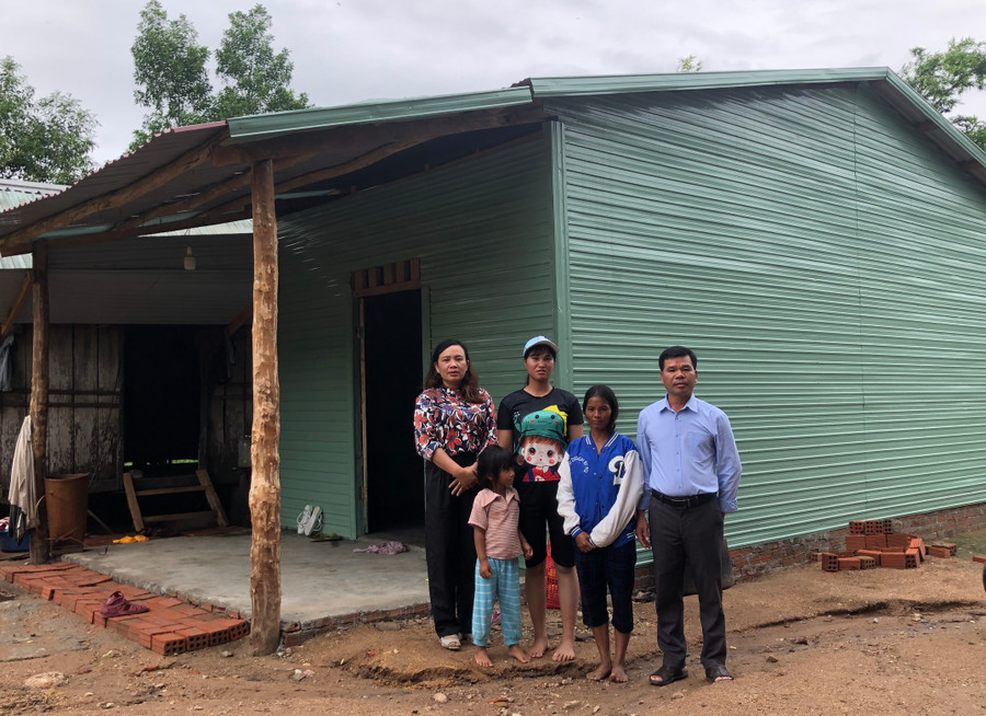 Lãnh đạo xã Đak Song (huyện Kông Chro) bàn giao nhà cho bà Đinh Thị Tem (thứ 2 từ phải sang; làng Kte-Kchăng). Ảnh: Ngọc Sang