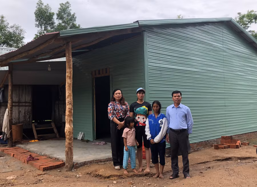 Lãnh đạo xã Đak Song (huyện Kông Chro) bàn giao nhà cho bà Đinh Thị Tem (thứ 2 từ phải sang; làng Kte-Kchăng). Ảnh: Ngọc Sang