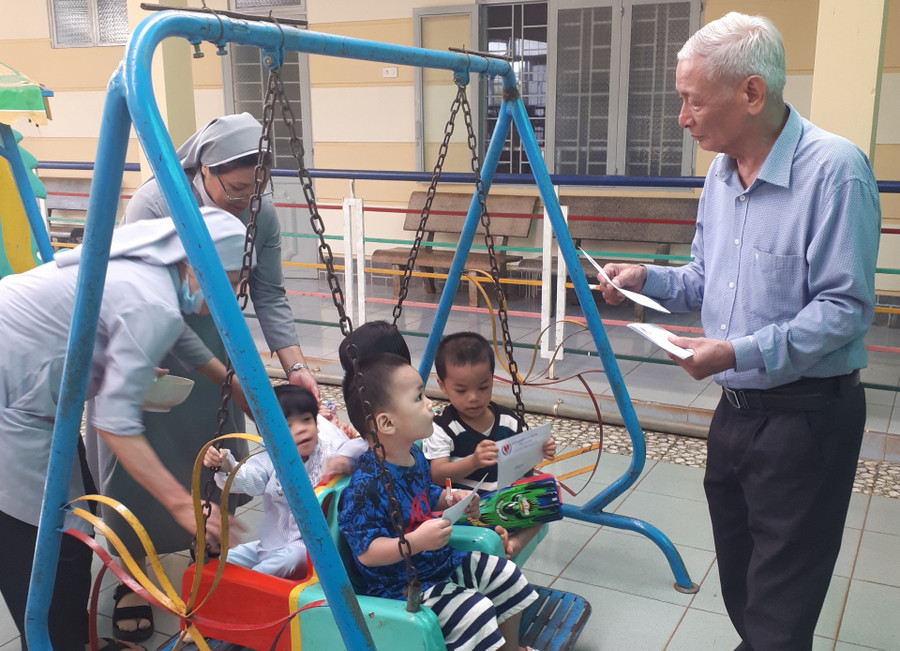 Lãnh đạo Hội Bảo trợ Người khuyết tật và bảo vệ quyền trẻ em tỉnh Gia Lai trao quà cho trẻ em khuyết tật tại mái ấm Thiên Ân (xã An Phú, TP. Pleiku). Ảnh: Phạm Ngọc