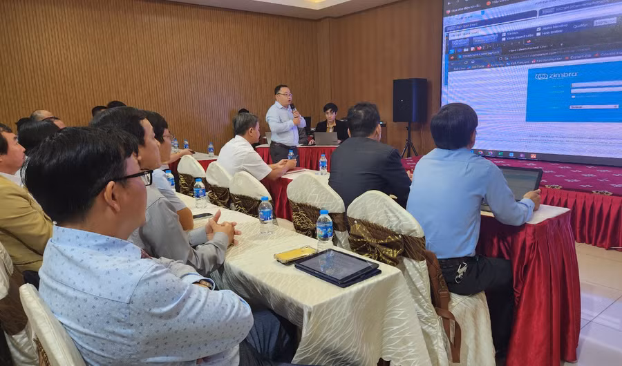 Các đại biểu được chuyên gia công nghệ thông tin hướng dẫn phát hiện một số tình huống bị đối tượng tấn công đánh cắp dữ liệu trên trang thông tin điện tử của cơ quan, đơn vị. Ảnh: Ngọc Sang