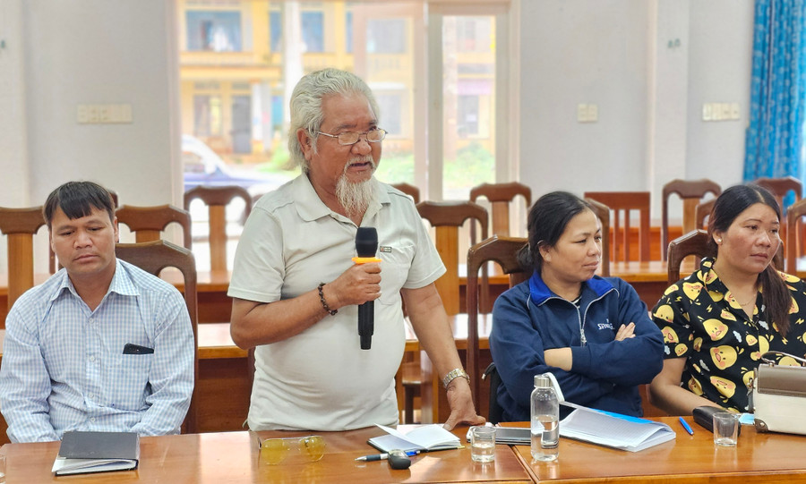 Già làng Rơ cơm H’Myơk (làng Ia Nueng) tham gia đóng góp ý kiến về triển khai thực hiện Đề án xây dựng làng văn hóa du lịch cộng đồng. Ảnh: Phạm Ngọc