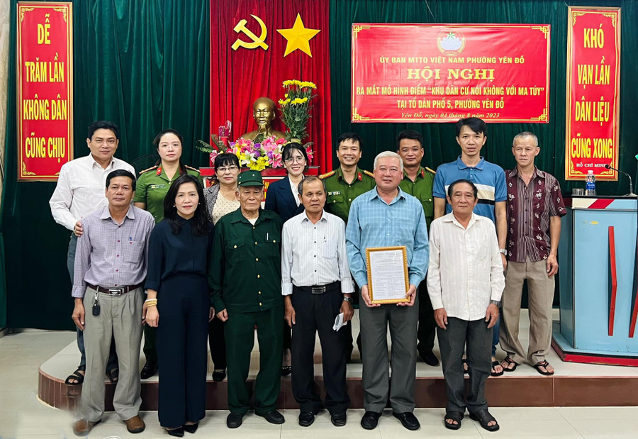 Quang cảnh lễ ra mắt mô hình “Khu dân cư nói không với ma túy” tại tổ dân phố 5, phường Yên Đổ. Ảnh: Nguyễn Tường