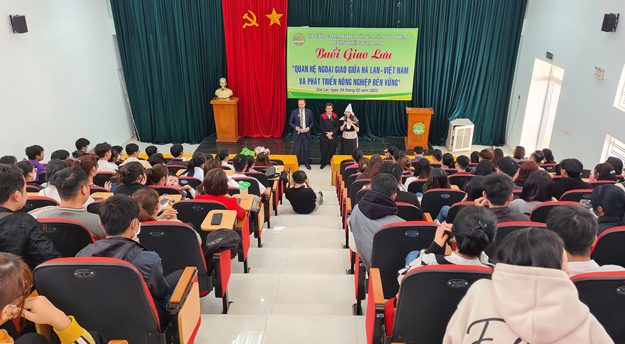 Đoàn công tác của Tổng Lãnh sự quán Vương quốc Hà Lan có buổi giao lưu với sinh viên nhà trường. Ảnh: Ngọc Sang