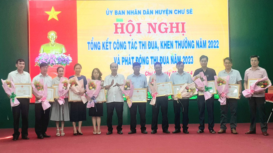 Lãnh đạo huyện Chư Sê trao giấy khen cho các tập thể đạt danh hiệu lao động tiên tiến trong năm 2022. Ảnh: Ngọc Sang