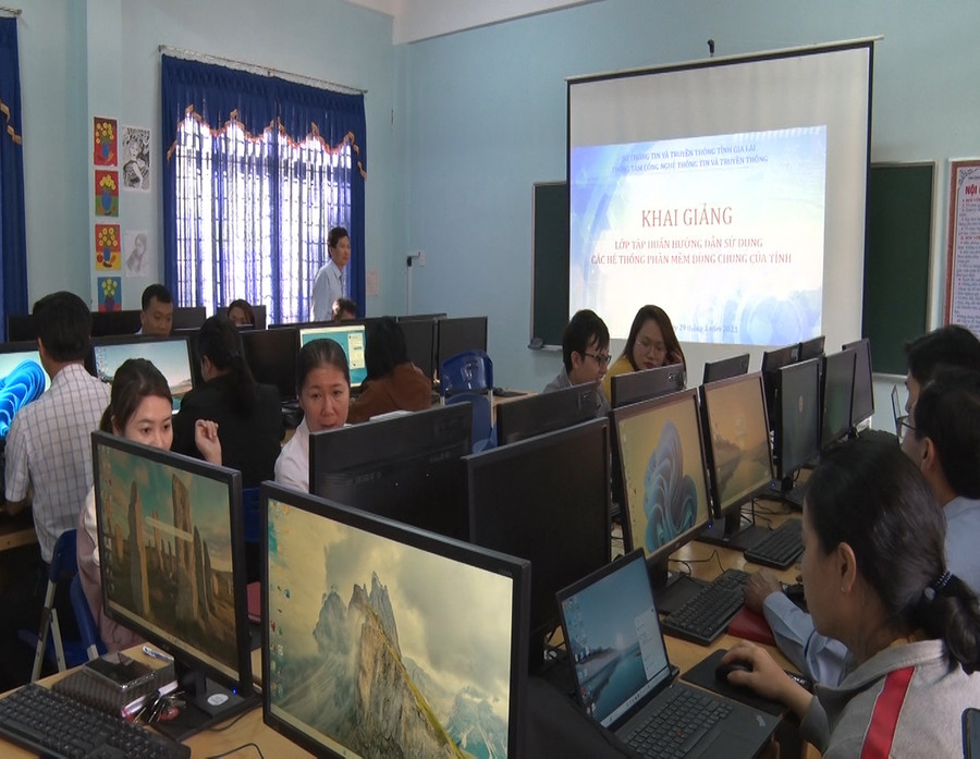 Các học viên được hướng dẫn thực hiện nghiệp vụ công tác văn phòng và số hóa hồ sơ. Ảnh: Minh Hiển Các học viên được hướng dẫn thực hiện nghiệp vụ công tác văn phòng và số hóa hồ sơ. Ảnh: Minh Hiển