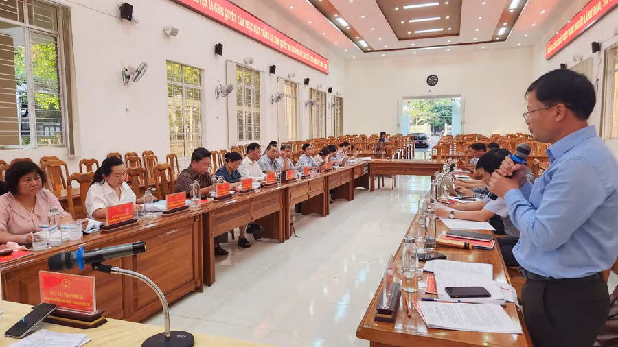 Ông Đỗ Văn Đông-Phó Chủ tịch UBND huyện Ia Grai nêu kiến nghị với đoàn giám sát. Ảnh: Ngọc Sang