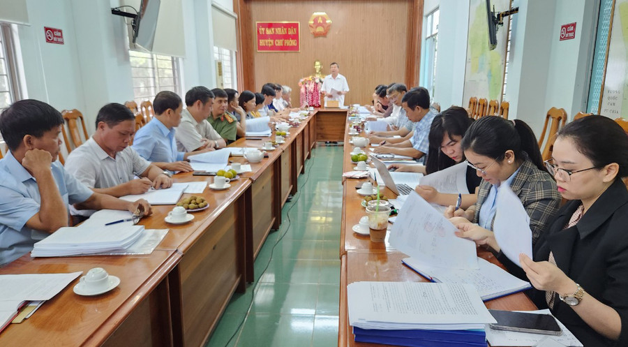 Quang cảnh buổi làm việc của đoàn giám sát HĐND tỉnh với UBND huyện Chư Prông. Ảnh: Ngọc Sang Quang cảnh buổi làm việc của đoàn giám sát HĐND tỉnh với UBND huyện Chư Prông. Ảnh: Ngọc Sang