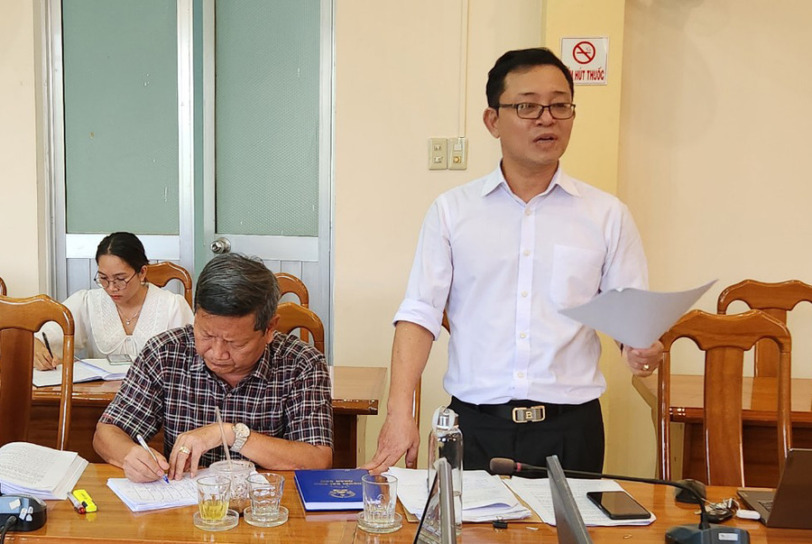 Ông Trương Như Quảng-Chánh Thanh tra Sở Tài Nguyên và Môi trường tham gia cùng đoàn giám sát nêu ý kiến tại buổi làm việc. Ảnh: Ngọc Sang