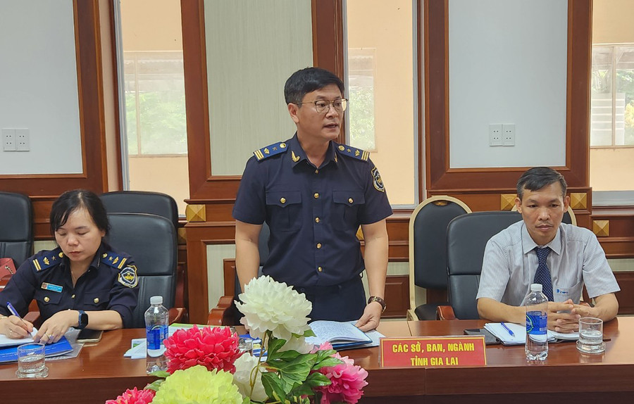 Lãnh đạo Cục Hải quan Gia Lai-Kon Tum tham gia đóng góp ý kiến tại hội thảo. Ảnh: Ngọc Sang Lãnh đạo Cục Hải quan Gia Lai-Kon Tum tham gia đóng góp ý kiến tại hội thảo. Ảnh: Ngọc Sang