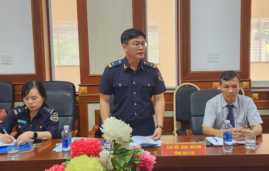 Lãnh đạo Cục Hải quan Gia Lai-Kon Tum tham gia đóng góp ý kiến tại hội thảo. Ảnh: Ngọc Sang