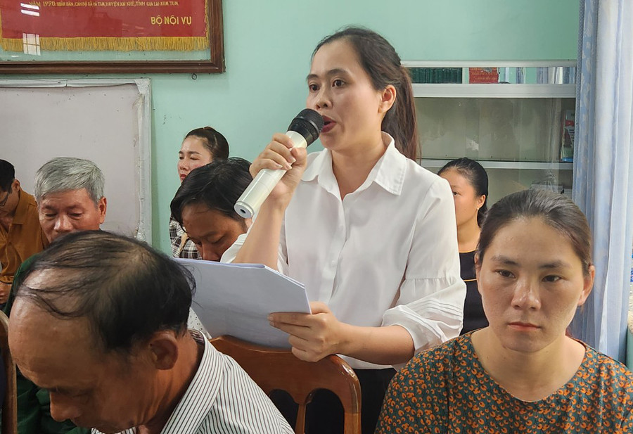 Cử tri Nguyễn Thị Thanh Mai-công chức Lao động-Thương binh và Xã hội xã Hà Tam nêu ý kiến tại buổi tiếp xúc. Ảnh: Ngọc Sang Cử tri Nguyễn Thị Thanh Mai-công chức Lao động-Thương binh và Xã hội xã Hà Tam nêu ý kiến tại buổi tiếp xúc. Ảnh: Ngọc Sang