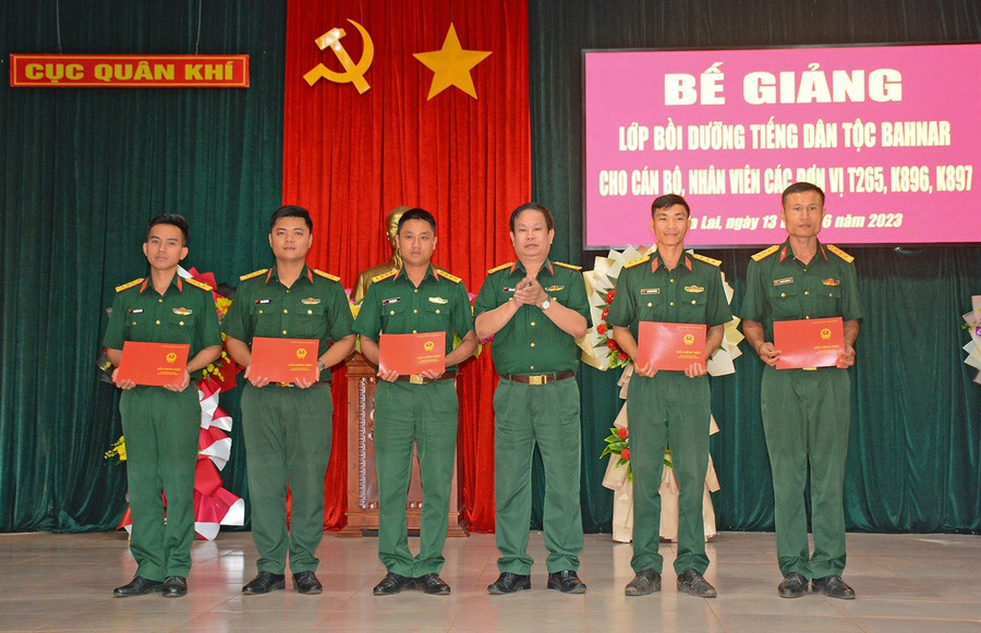 Ban Tổ chức trao chứng nhận hoàn thành khóa học cho các học viên. Ảnh: Ngọc Hạnh Ban Tổ chức trao chứng nhận hoàn thành khóa học cho các học viên. Ảnh: Ngọc Hạnh