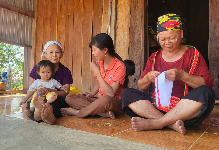 Nhiều hộ người Dao ở thôn Đoàn Kết (xã Ia Piơr) có đời sống kinh tế ổn định tại khu tái định cư. Ảnh: Sang Phương Nhiều hộ người Dao ở thôn Đoàn Kết (xã Ia Piơr) có đời sống kinh tế ổn định tại khu tái định cư. Ảnh: Sang Phương