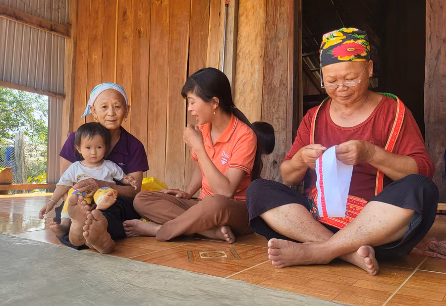 Nhiều hộ người Dao ở thôn Đoàn Kết (xã Ia Piơr) có đời sống kinh tế ổn định tại khu tái định cư. Ảnh: Sang Phương