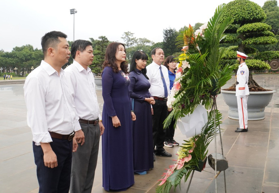 Lãnh đạo Trường THPT chuyên Hùng Vương báo công dâng Bác. Ảnh: Đức Thụy Lãnh đạo Trường THPT chuyên Hùng Vương báo công dâng Bác. Ảnh: Đức Thụy