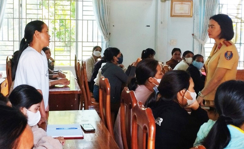 Các hội viên phụ nữ được hướng dẫn về kỹ năng xử lý, ứng xử trong các tình huống khi tham gia giao thông. Ảnh: Văn Minh Các hội viên phụ nữ được hướng dẫn về kỹ năng xử lý, ứng xử trong các tình huống khi tham gia giao thông. Ảnh: Văn Minh