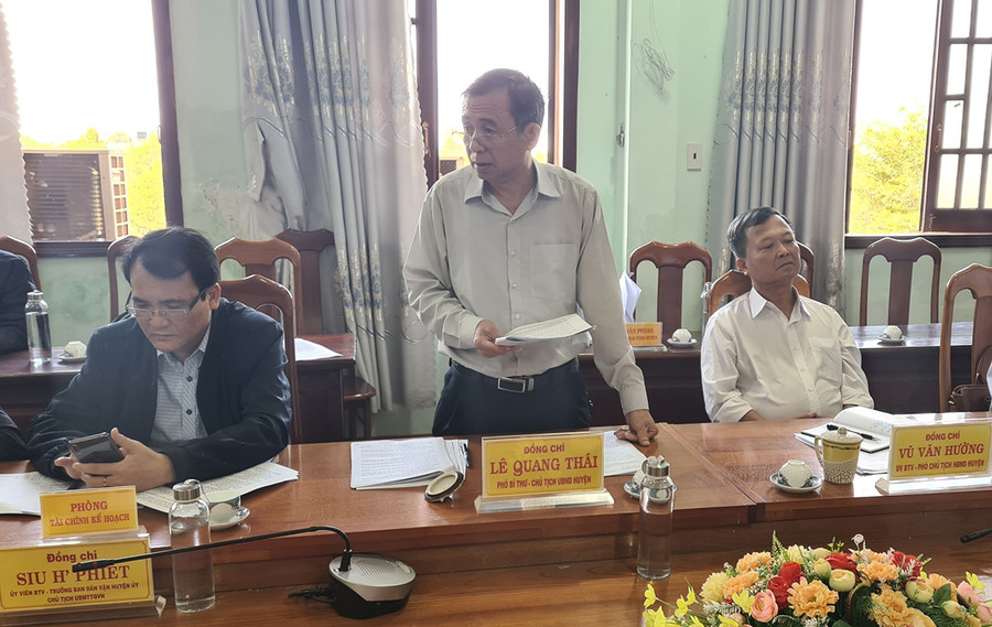 Ông Lê Quang Thái-Chủ tịch UBND huyện Chư Pưh phát biểu tại buổi làm việc. Ảnh: Ngọc Sang Ông Lê Quang Thái-Chủ tịch UBND huyện Chư Pưh phát biểu tại buổi làm việc. Ảnh: Ngọc Sang