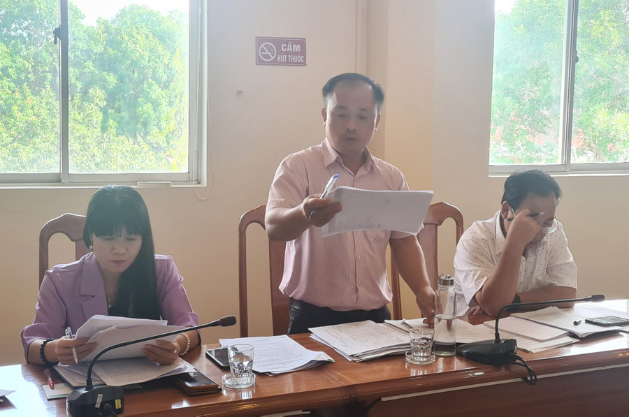 Ông Trần Ánh Tôn-Giám đốc Phòng Giao dịch Ngân hàng CSXH huyện Ia Pa báo cáo kết quả cho vay với đoàn giám sát. Ảnh: Ngọc Sang Ông Trần Ánh Tôn-Giám đốc Phòng Giao dịch Ngân hàng CSXH huyện Ia Pa báo cáo kết quả cho vay với đoàn giám sát. Ảnh: Ngọc Sang