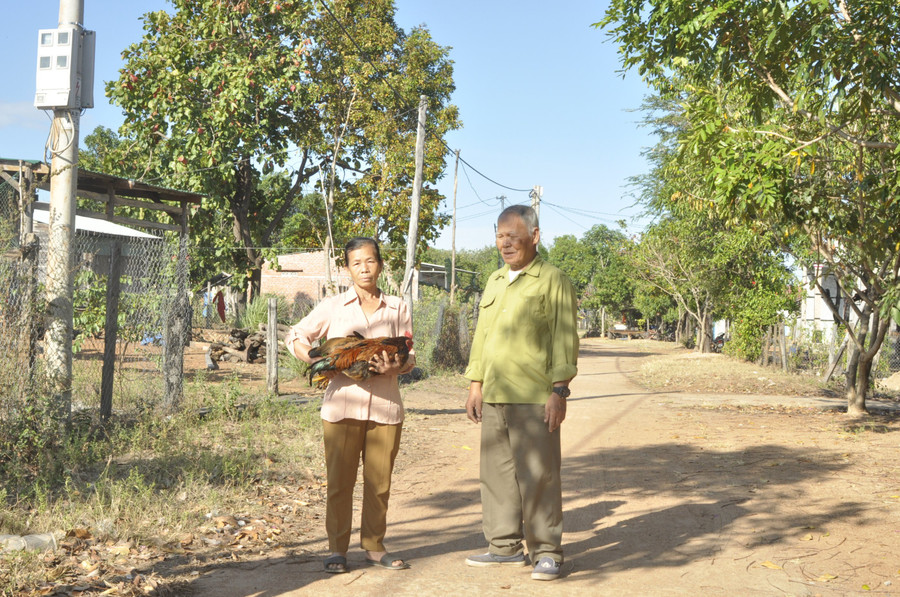 Ông Nguyễn Hữu Ngạn-Trưởng thôn Cao Lạng (xã Ia Lâu) thăm hỏi, chia sẻ công việc làm ăn với người dân trong thôn. Ảnh: Sang Phương Ông Nguyễn Hữu Ngạn-Trưởng thôn Cao Lạng (xã Ia Lâu) thăm hỏi, chia sẻ công việc làm ăn với người dân trong thôn. Ảnh: Sang Phương