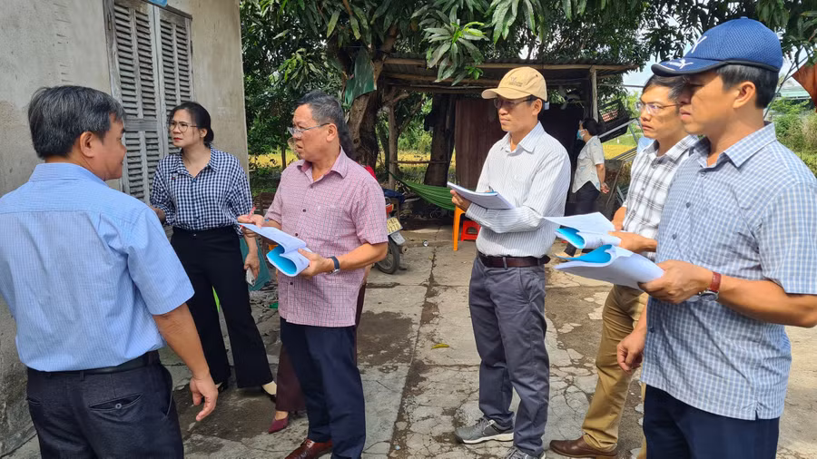 Đoàn giám sát kiểm tra các căn nhà và đất do UBND thị xã Ayun Pa quản lý. Ảnh: Ngọc Sang