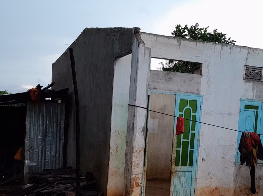 Cơn mưa lớn kèm gió lốc đã làm bay toàn bộ mái nhà của chị Rơ Châm Nglai (làng Mun, thị trấn Ia Ly). Ảnh: Thành Luân Cơn mưa lớn kèm gió lốc đã làm bay toàn bộ mái nhà của chị Rơ Châm Nglai (làng Mun, thị trấn Ia Ly). Ảnh: Thành Luân